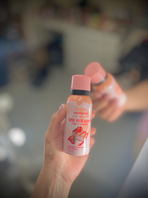 فوم بدن با عصاره کیک توت فرنگی 🍰🍓